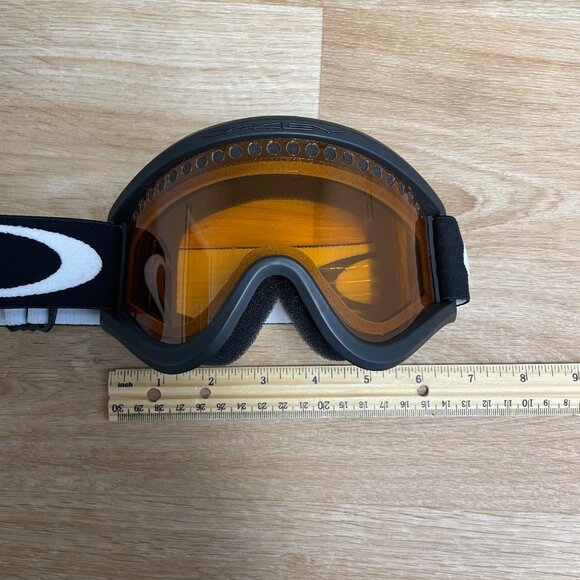 OAKLEY GOGGLES SKI SNOWBOARD AMBER LENS OUTDOORS ADULT BLACK WHITE STRAP LOGO - Picture 4 of 4